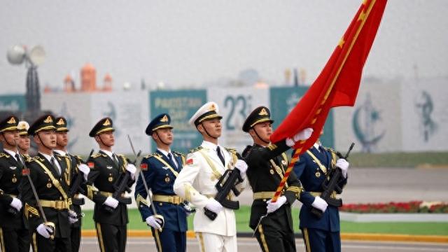 人民日报评今年阅兵的武器装备：钢更多、气更盈、骨更硬